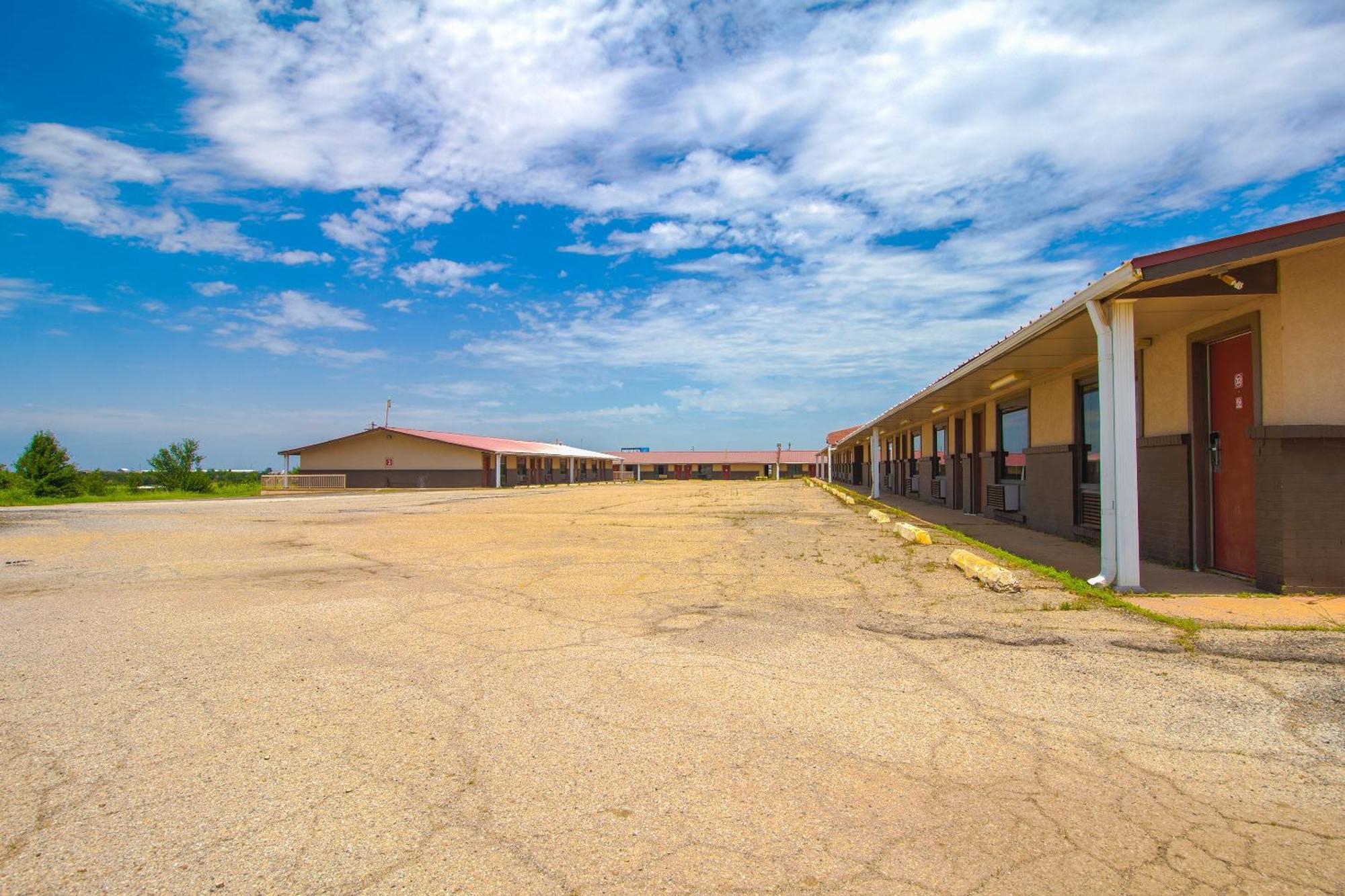 American Best Inn By Oyo I-35 Perry Near Lake Mcmurtry Exterior foto